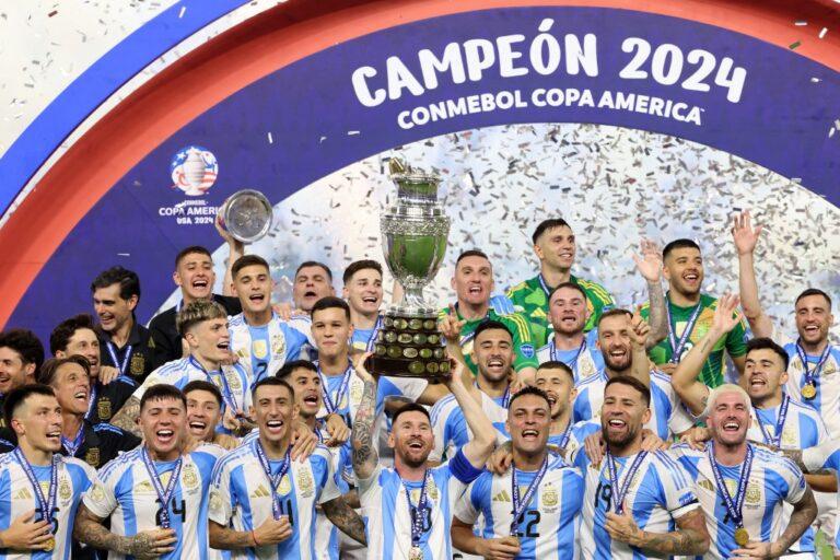 Imagen: Argentina bicampeona de América al ganar 1-0 a Colombia y se acredita la Triple Corona