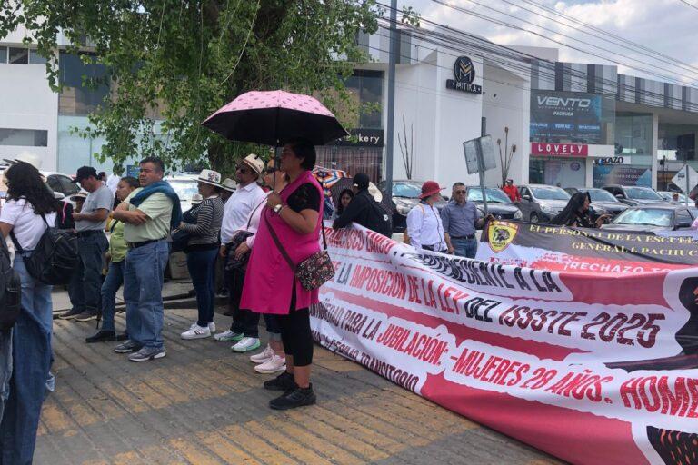 Imagen: Maestros de la CNTE marchan en Pachuca contra reforma a la ley del Issste