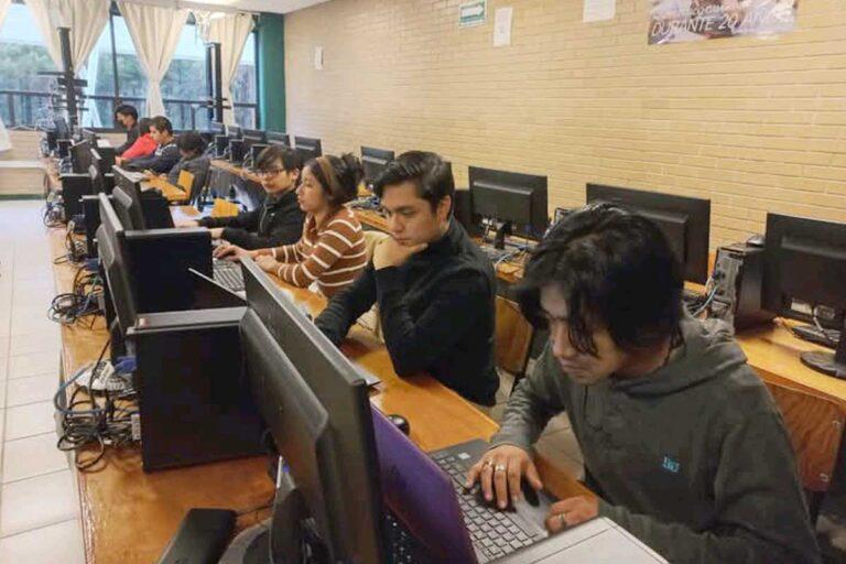 Imagen: Estudiantes de la Universidad Tecnológica de la Sierra Hidalguense se colocan en otros estados