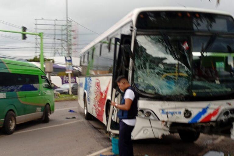 Imagen: Tulancingo: Choque entre autobús Tizayuca y camioneta deja dos lesionados