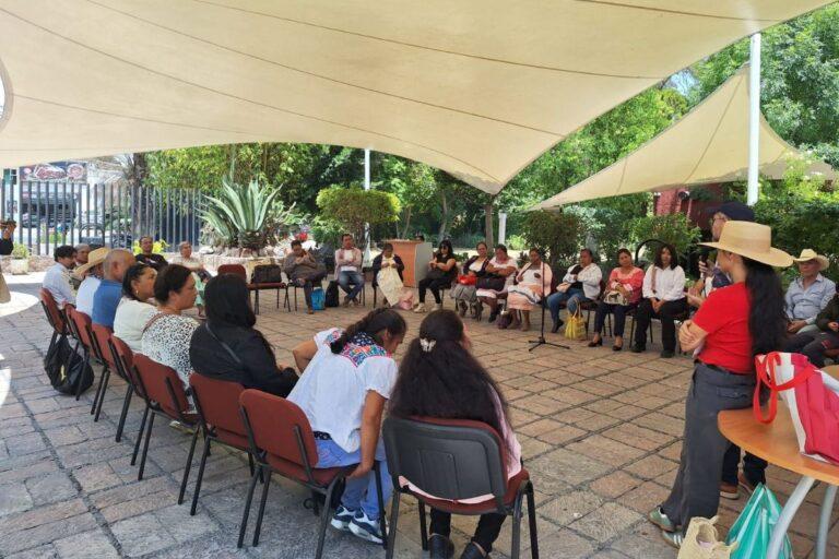 Imagen: Artesanas del Mezquital acuden a audiencia en Indautor por caso de apropiación cultural