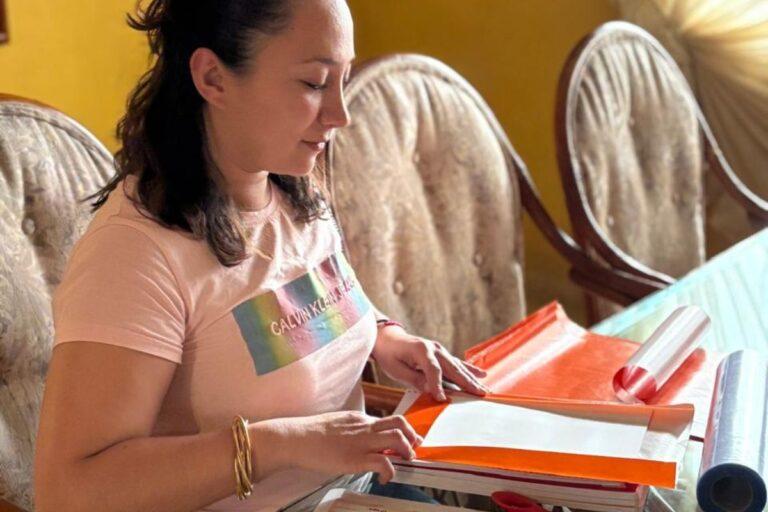 Imagen: Atotonilco el Grande: Brenda forra libretas para el inicio del ciclo escolar