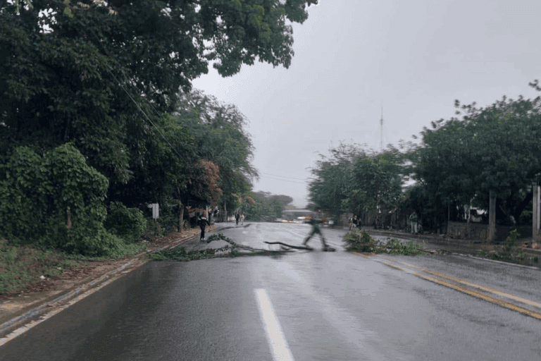 Imagen: Bloquean carretera federal 105 México–Tampico en la Huasteca hidalguense