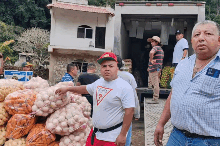 Imagen: Arriban a Tianguistengo 13 toneladas de apoyo para damnificados; ¿quién las envió?