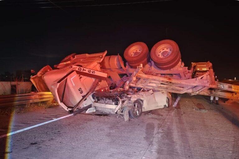 Imagen: Volcadura de tráiler aplasta auto y deja una persona sin vida en el Arco Norte