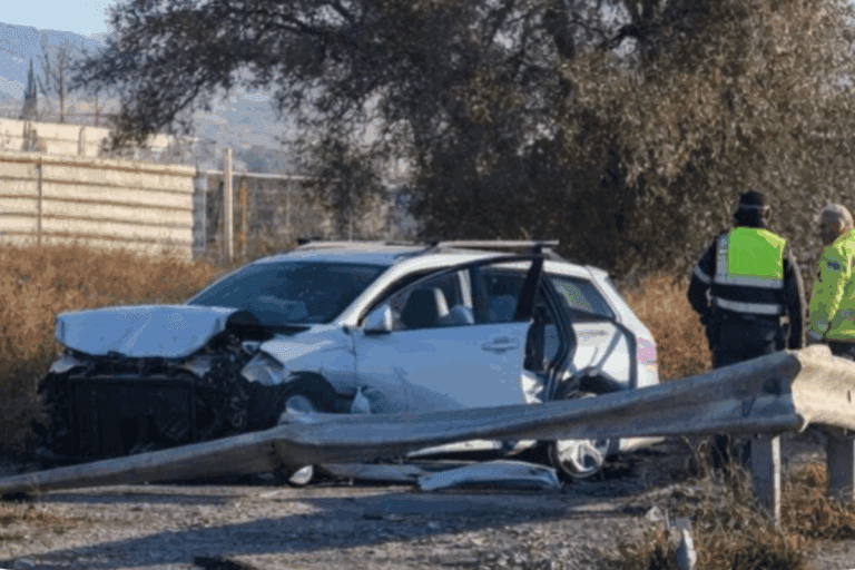 Imagen: Vehículo se sale del camino y vuelca en la carretera México-Pachuca