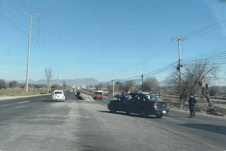 Imagen: Vecinos de Ixmiquilpan cierran la México-Laredo; protestan contra Conagua