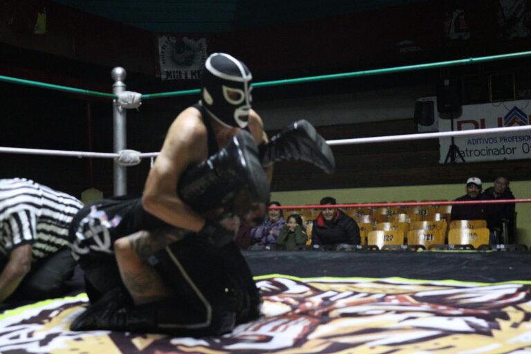 Imagen: Destructor vs Black Shadow Jr. en guerra en arena Afición