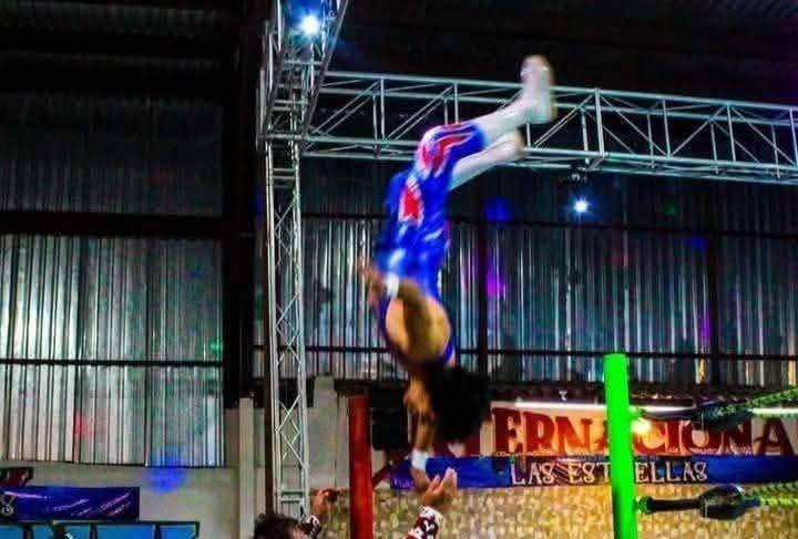 Imagen: VIDEO: Muere luchador Piloto Suicida tras lance desde la tercera cuerda
