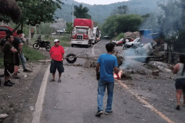 Imagen: Por constantes apagones en la Huasteca, habitantes inconformes bloquearon carretera