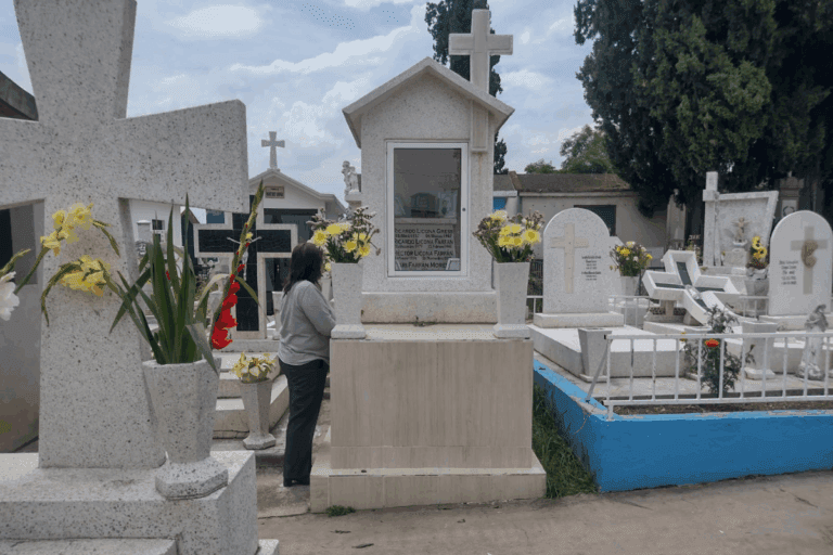 Imagen: Atotonilco el Grande: Visitan bandas y pobladores el panteón por el 10 de mayo