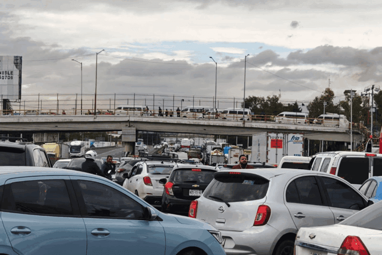 Imagen: Caos en la México-Pachuca: transportistas cierran caseta y colapsan la circulación, sigue la actualización: