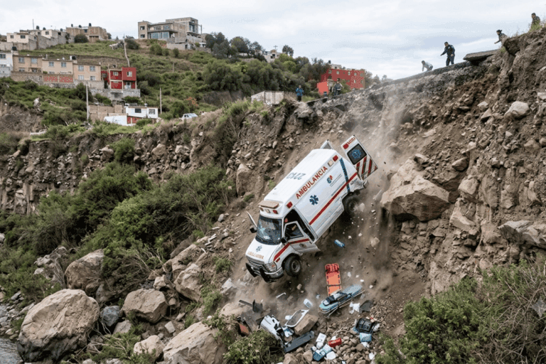 Ambulancia termina en barranco en el Corredor de la Montaña; hay lesionados