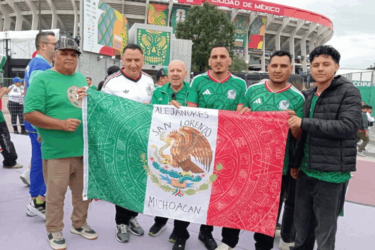 Imagen: Entre cánticos, bromas y mucha ilusión: la fiesta de México que se robó el show ante Chequia