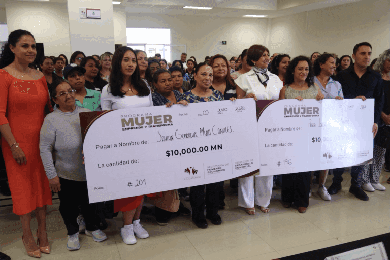 Imagen: En Tulancingo, entregan apoyos económicos para emprendedoras y comerciantes
