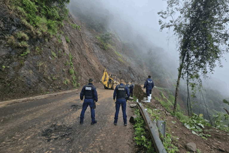 Imagen: Habitantes de Tianguistengo, aún sin fecha para la reubicación de viviendas