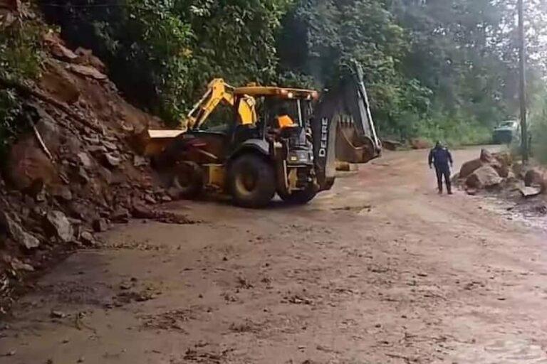 Imagen: Ante deslaves en carreteras, pobladores de la Sierra de Hidalgo se unen para despejarlas