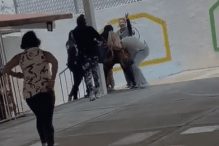 Imagen: Comparten video de una madre y una maestra peleando en una escuela de Pachuca