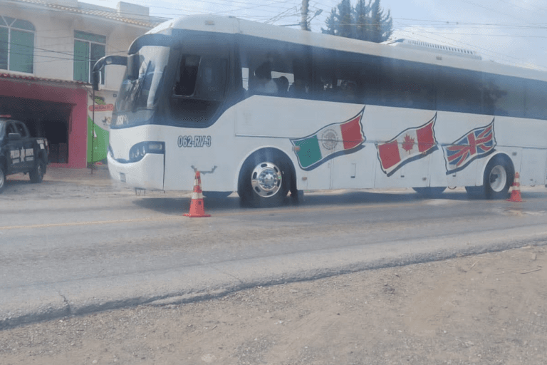 Imagen: Detención en la carretera México-Laredo: 100 personas con destino a Zimapán interceptadas por autoridades