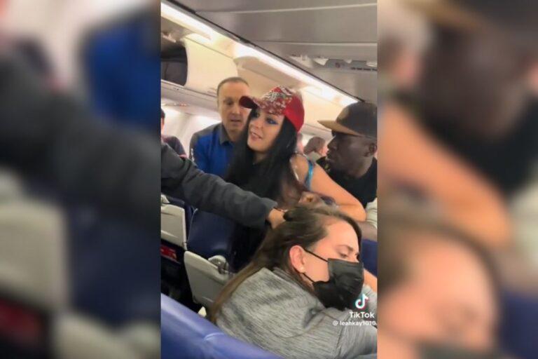 Imagen: Artista agrede a pasajera en vuelo y termina esposada y detenida en Nueva York