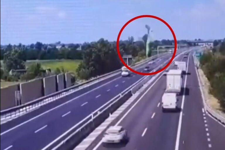 Imagen: ¡Avionazo fatal en Italia! Ultraligero cayó en medio de una carretera con alta afluencia