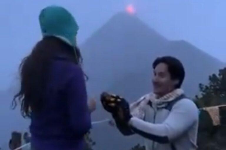 Imagen: Volcán corona una romántica propuesta de matrimonio con una pequeña erupción