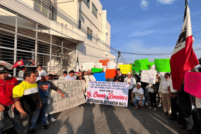 Imagen: “Si la ley se cumple, Omar debe quedar libre”: habitantes mantienen plantón afuera de los juzgados en Pachuca