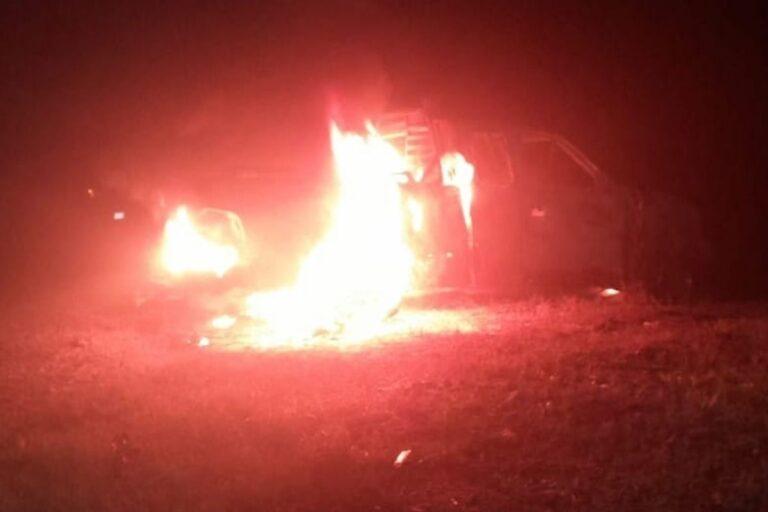 Imagen: Camioneta es calcinada en Chiatipan, Huazalingo