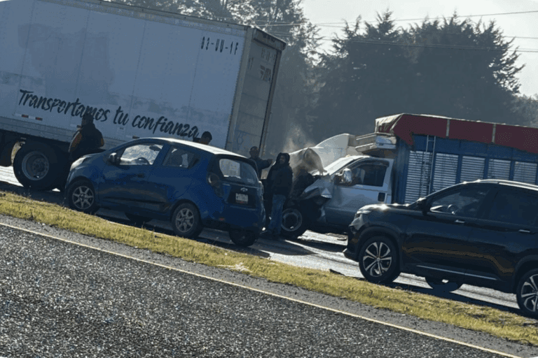 Imagen: Choque entre camioneta y tractocamión en la carretera Tulancingo-Pachuca deja dos heridos