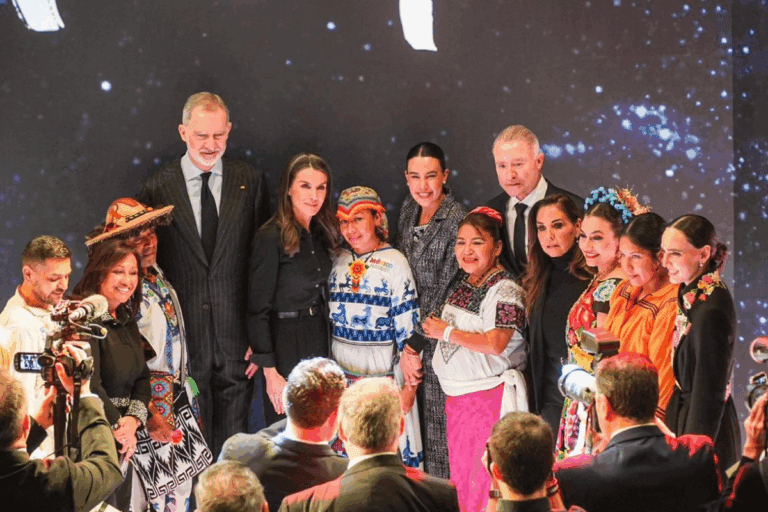 Imagen: Sheinbaum ve “símbolo” en visita de los reyes de España al FITUR