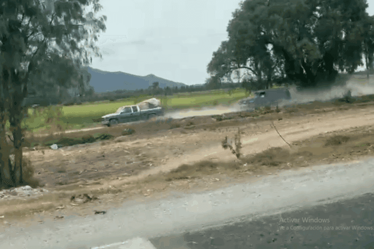 Imagen: Policías persiguen a huachicoleros en Mixquiahuala