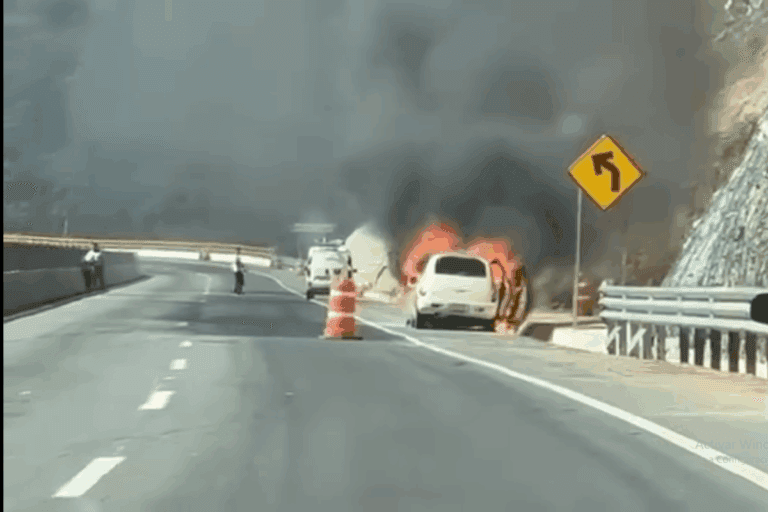 Imagen: Vehículo en llamas provocó alerta en la carretera Pachuca-Huejutla