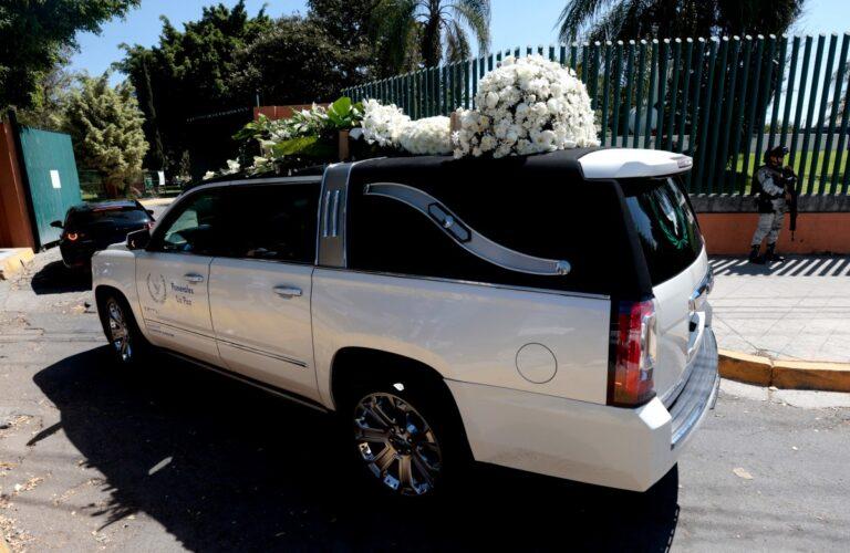 Imagen: Grúas de flores anónimas y un féretro dorado: así fue el sepelio del Mencho