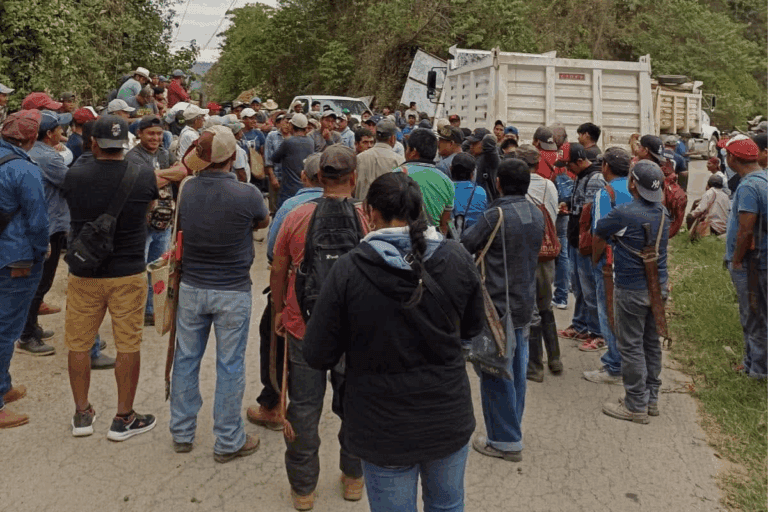 Imagen: Pobladores de Tianguistengo cierran carretera en protesta por el mal estado de las vías