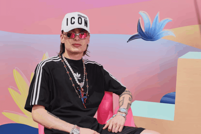 Imagen: VIDEO: Abuchean a Peso Pluma tras negarle foto a una fan