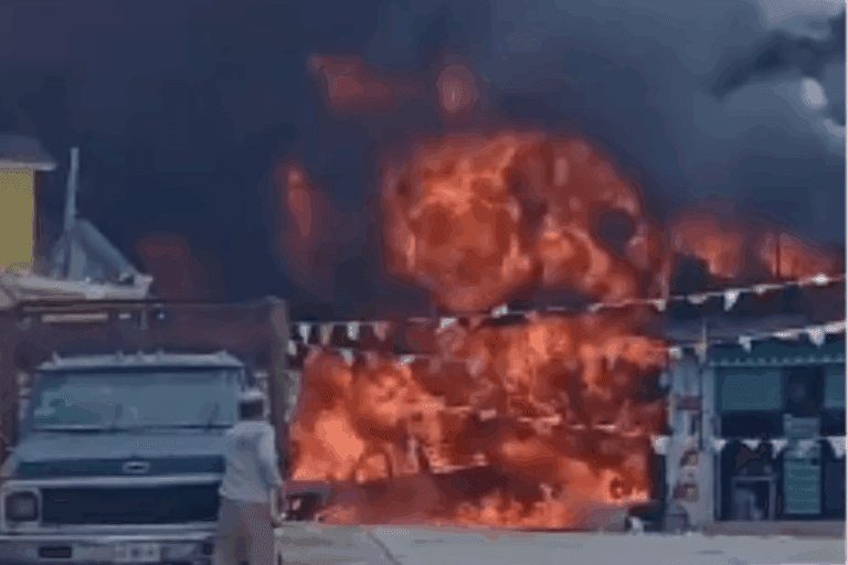 Imagen: Tianguistengo: incendio de auto amenaza viviendas céntricas
