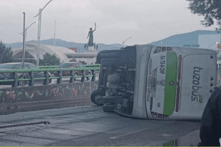Imagen: Pachuca: Volcadura de unidad del Tuzobús en el bulevar Felipe Ángeles