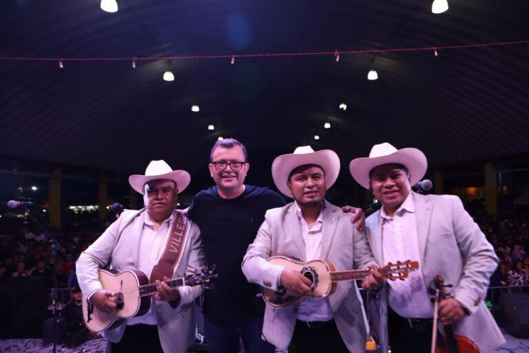 Imagen: Julian Nochebuena: Música y regalos para celebrar a madres y padres de familia de la huasteca hidalguense