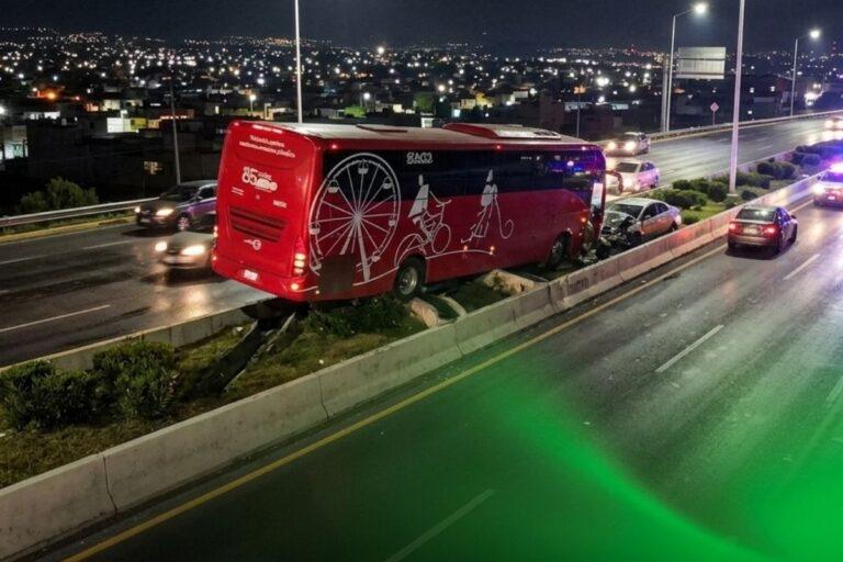 Imagen: Autobús queda atascado en camellón del bulevar Nuevo Hidalgo en Pachuca