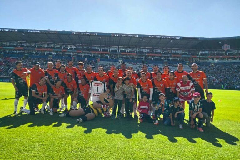 Imagen: Miguel Calero sigue presente: Leyendas del Pachuca le rinden emotivo homenaje en la Sudamericana