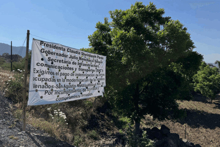 Imagen: Con lonas en carretera Atotonilco el Grande-Zacualtipán, vecinos exigen pagos pendientes