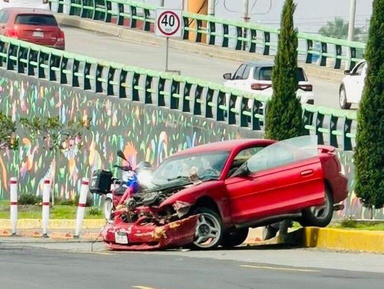 Pachuca: Auto se estrella contra muro en Felipe Ángeles