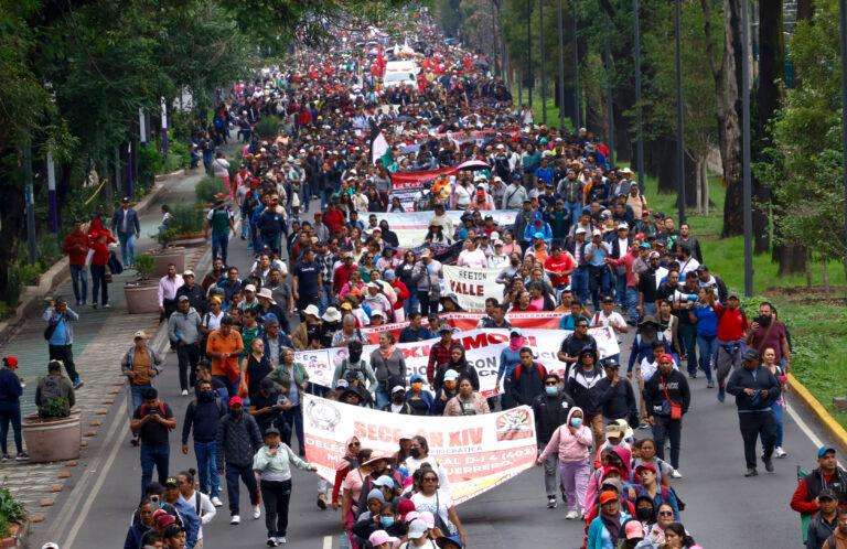 Imagen: Miles de manifestantes bloquean acceso al mundialista estadio Azteca de México