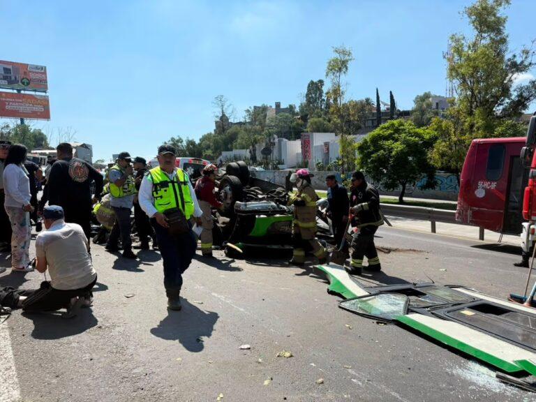 Imagen: VIDEO: Vuelca camión en autopista México-Pachuca: 15 lesionados en Tlalnepantla este domingo