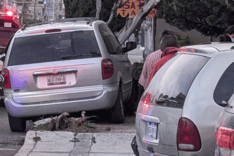 Imagen: Pachuca: Camioneta choca contra árbol en la avenida Juárez
