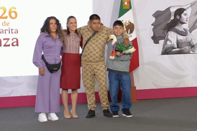 Imagen: El pato Merlín y su familia se presentaron en la mañanera de este lunes