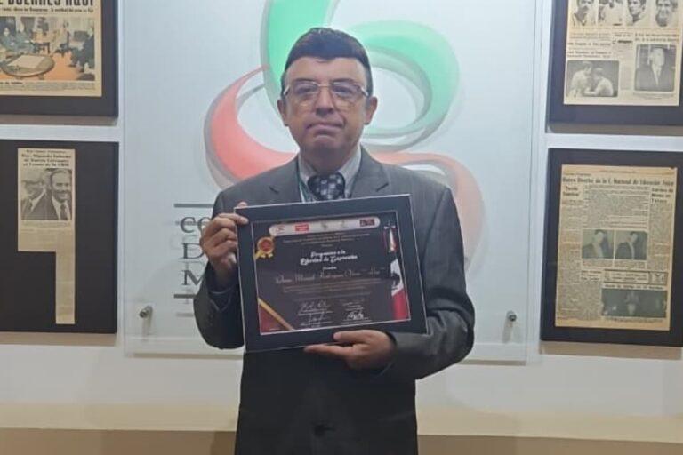 Imagen: Luy, cartonista de Criterio, recibe reconocimiento por su labor como caricaturista