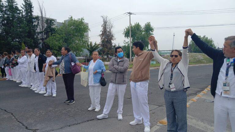 Imagen: Trabajadores de ISSSTE bloquean entrada de hospital en Pachuca por falta de pagos