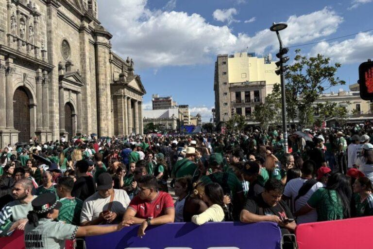 Imagen: Aficionados derriban vallas del Fan Fest Gudalajara