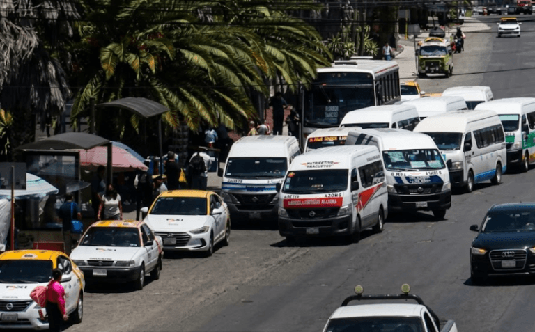 Imagen: Caos en el transporte público: suben pasaje hasta en triple fila en paraderos de la zona metropolitana de Pachuca